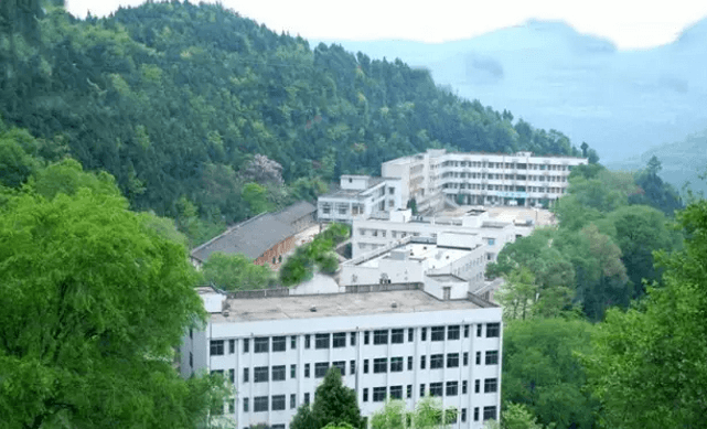 閬中市二龍中學校園風采