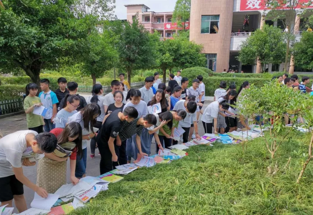 渠縣三匯中學開展愛心捐書活動