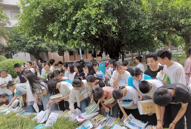 渠縣三匯中學開展愛心捐書活動