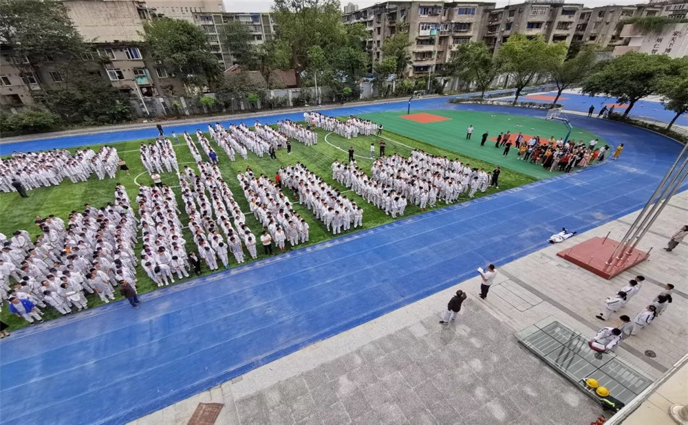 成都市田家炳中學一年學費是多少？